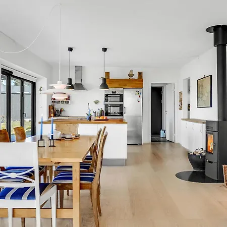 4 Bedroom Beautiful In Prázdninový dům *